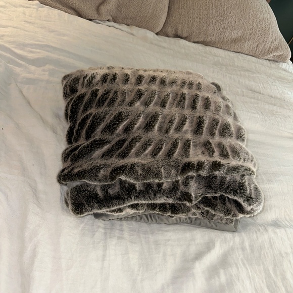 Pottery Barn - Faux Fur Ruched Throw (oversized 60 x 80) (color - gray ombre) - Picture 5 of 9